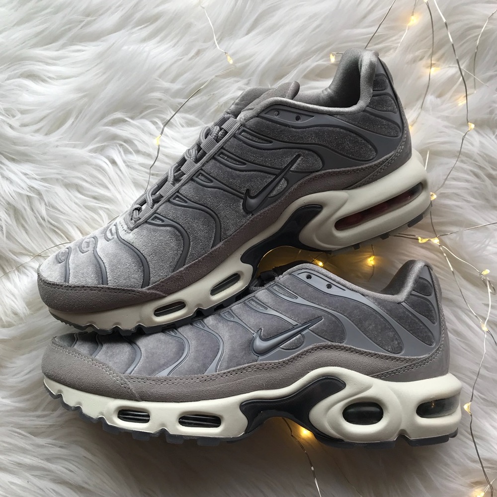 Nike Air Max Plus LX  velvet sneakers size 7.5 - Picture 5 of 8